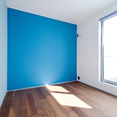 青い壁の子供室