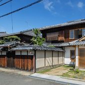 北西から