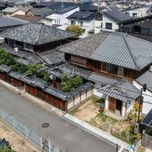 敷地北側は設計当初空地だったが、計画を進める間にミニ開発されて全て太陽光パネルの載った住宅になった。