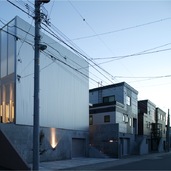 リビングとポリカーボネイトに囲まれたテラスのある住宅