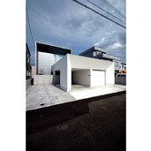 中庭とリビングにブリッジをもつ住宅