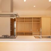 アイランドキッチンと壁面収納