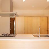 アイランドキッチンと壁面収納
