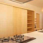 アイランドキッチンと壁面収納