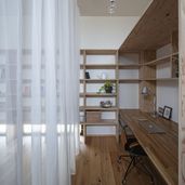 充分な広さのワークスペース。大きなディスプレイを設置する予定。