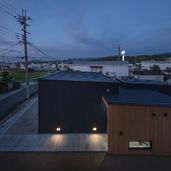 田畑・民家・中小の工業施設が混在する街並み。