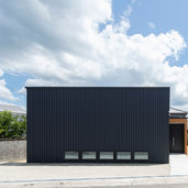 外観正面。開口部を絞ることで自ずと耐震等級3、断熱等級6(ZEH+)をクリア。