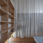 寝間からカーテン越しにワークスペース。