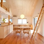 子育て世代、高天井にロフト、ファミリーデスクのある２世帯住宅