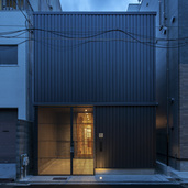 大阪市淀川区。戦前から続く長屋街が時代と共に分割・建替えられ、ビルの谷間に最後まで残っ た1戸を解体して建て替える計画。