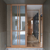 玄関正面。道路側から奥の広縁へ視線が抜ける。