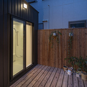 広縁と浴室。掃き出しサッシを通じて出入り可能。