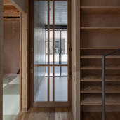 玄関見返し。道路際の吊戸でセキュリティを取れば玄関戸は開放したまま生活出来る。南北長手方向に風が通り抜ける設計。