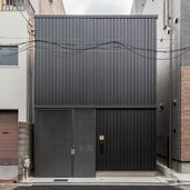 大阪市淀川区。戦前から続く長屋街が時代と共に分割・建替えられ、ビルの谷間に最後まで残っ た1戸を解体して建て替える計画。