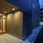 吊戸左手のドアは壁面と同仕上で設えた小さな収納。バイク用品などを整理。