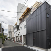 寡黙な表情の立面。外壁はガルバリウム鋼板の角波葺きとして、地域に多く見られる素材・工法を引用。