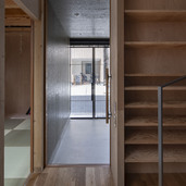 玄関見返し。道路際の吊戸でセキュリティを取れば玄関戸は開放したまま生活出来る。南北長手方向に風が通り抜ける設計。
