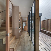 玄関から居間方向。広縁のベンチはエアコン室外機の格納庫を兼用。