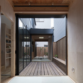 お施主様の生活スタイルに合わせて母の寝間と居間は畳敷。広縁の床・塀・ベンチは屋久島地杉で製作。