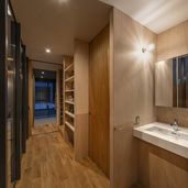 洗面・トイレはコンパクトに階段下へ集約。