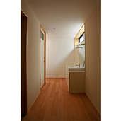 半地下の通路に設けた洗面コーナー