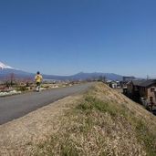 風景の関係性から導かれた傾いた壁