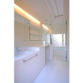 白をベースにした洗面室