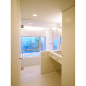 白で統一されたシンプルな洗面室(夕景)