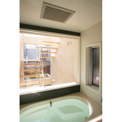 階段室に面して窓を設けた浴室