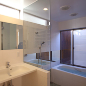 洗面室から浴室を見る