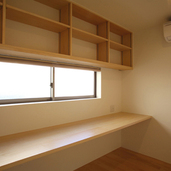 天井を低く抑えたスタディールーム