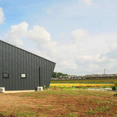 ダーククレーのガルバリウム鋼板でつつまれた外観