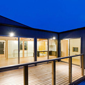 レッドシダーでつくったバリヤフリーのデッキスペース