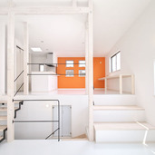 オレンジ色の内壁