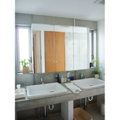 手洗い器がふたつある洗面脱衣室