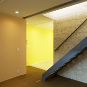 色々な仕上げが交差する中央階段