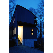 ガルバリウムの玄関まわりの外観（夜景）