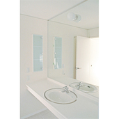 大きな鏡のある洗面脱衣室