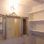 ロココ調の三面鏡と棚