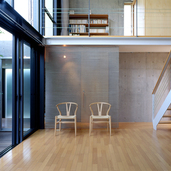 さまざまな素材で仕上げられたリビングルーム