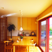 家具と同じ壁仕上げで横のラインを強調