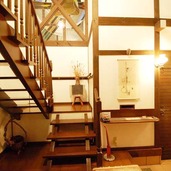 玄関ドアと階段踊場