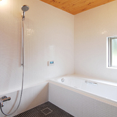 木とタイルの浴室