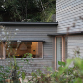 木製窓と木の外壁