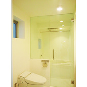 コンパクトで透明感のある水廻り空間