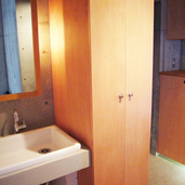 造り付け収納と洗面のある玄関ホール