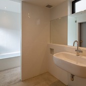 洗面と明るく風通しの良い浴室