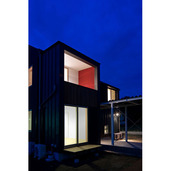 壁の一面を赤系にペイントしたバルコニー