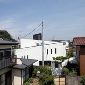 スロープの形状が屋根の形になって現れる遠景