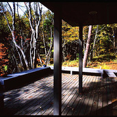 レストラン入り口前のエントランスデッキ